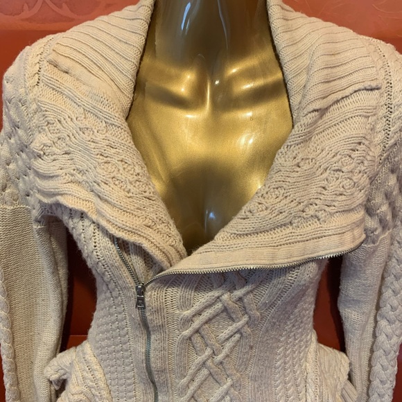 Beautiful warm sweater - Picture 2 of 14